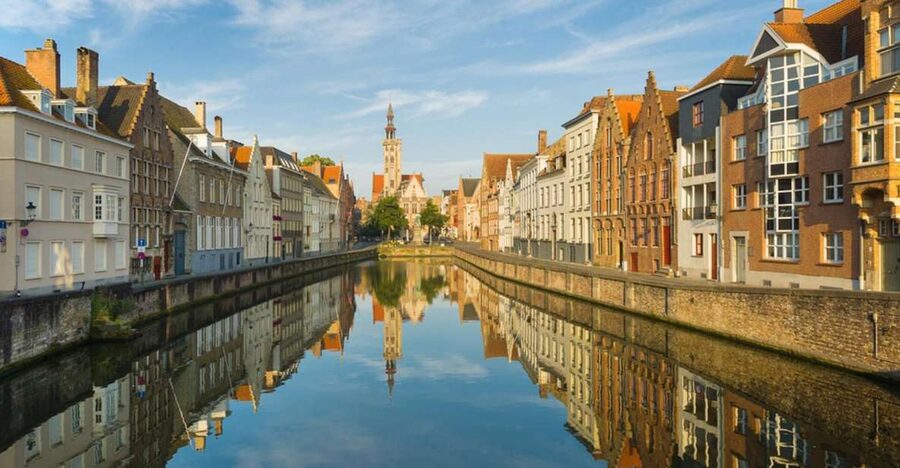 From Amsterdam: Day Trip to Bruges in Spanish or English - Starting at the Minnewater and Lake of Love