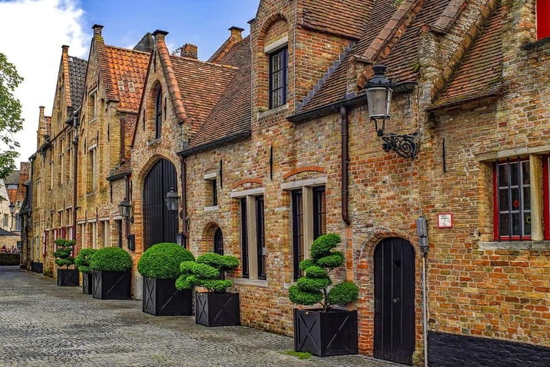 From Amsterdam: Private Sightseeing Tour to Bruges - Shopping, chocolate, and waffles without a fixed route