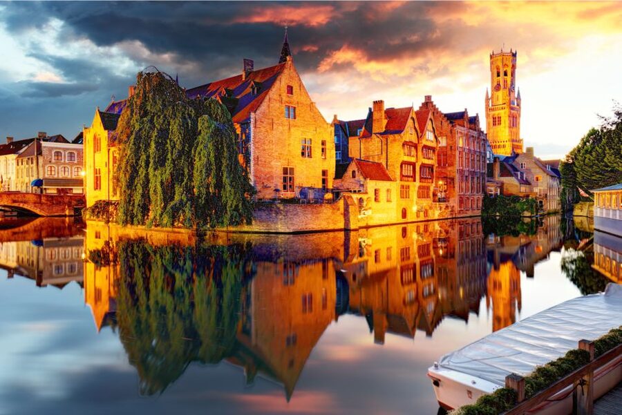From Brussels: Bruges Day Trip with Boat Tour Option (ES) - Castle Square, Basilica, and Market Square