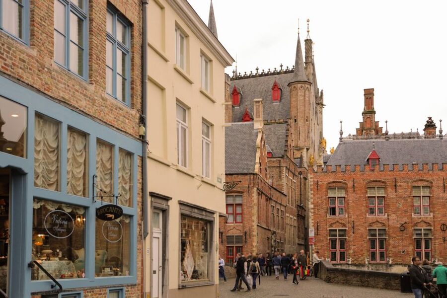 From Paris: Bruges Guided Tour with Hotel Pickup - Morning Pickup and the Ride Into Flanders