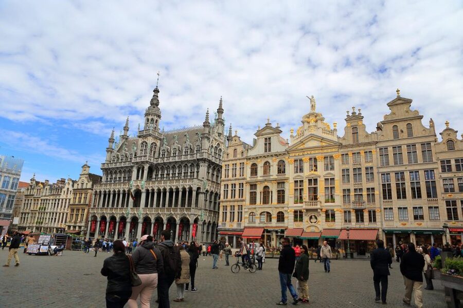 From Paris: Day Trip to the Enchanting Brussels and Bruges - Brussels in three hours: grand squares and quick bites