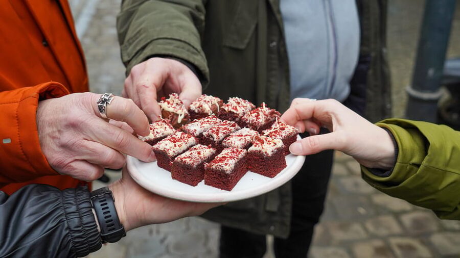 Ghent: Belgian Chocolate Walking Tour with Tastings - Meeting Ghent’s chocolatiers and seeing open ateliers