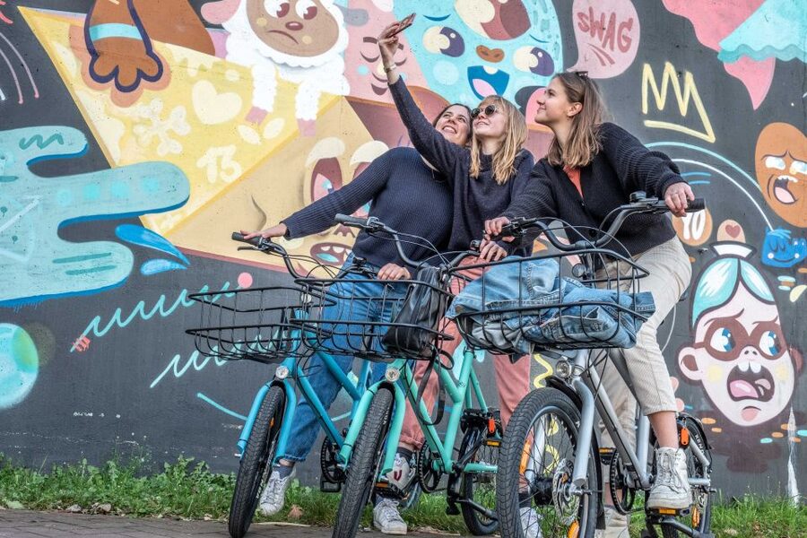 Ghent: City Highlights and Hidden Gems Guided Bike Tour - Rain, cobblestones, and choosing the right day
