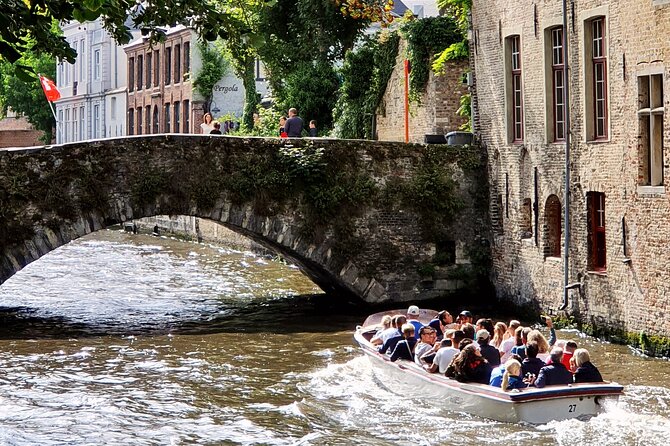 Guided boat trip and walk - The Holy Blood Basilica and Bruges’ old town hall