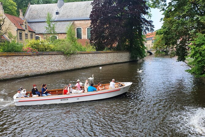 Guided boat trip and walk - Vismarkt brings you beside the canal