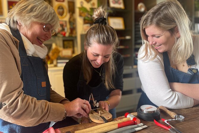 Handcraft your own silver ring in Bruges - Choosing a shape before the silver takes form