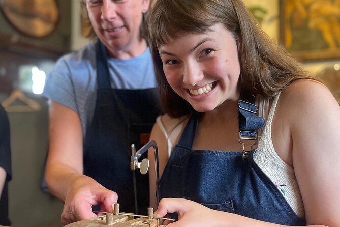 Handcraft your own silver ring in Bruges - Checking the fit and refining the shape