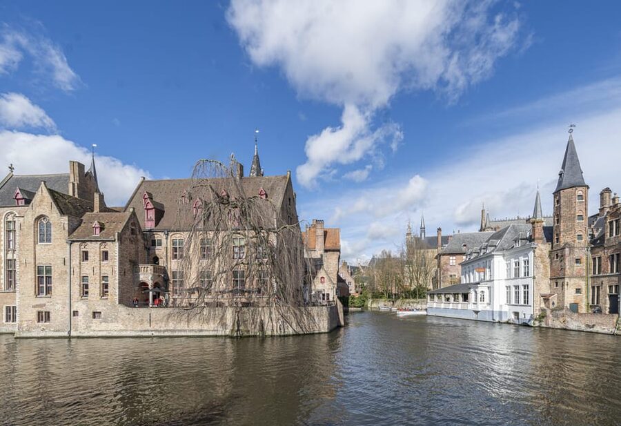 Historical walk in Bruges with local guide. Praline included - Starting at the Belfry on Bruges’ Market