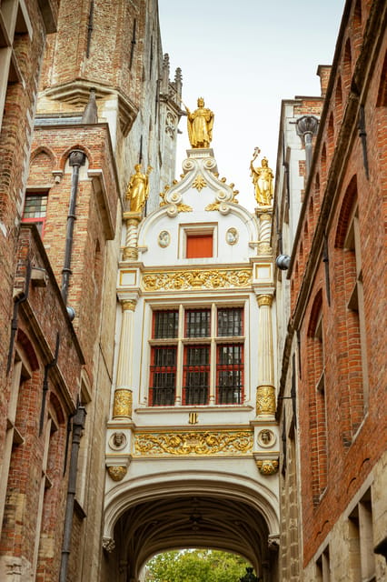 Historical walk in Bruges with local guide. Praline included - Canals, Dijver, and Bruges’ picture-perfect side