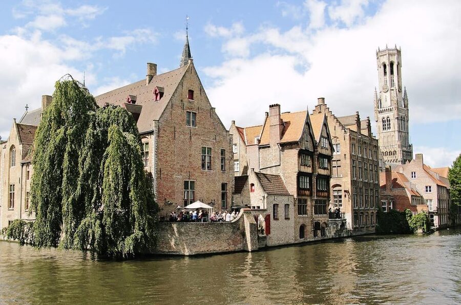 Historical walk in Bruges with local guide. Praline included - Tanners Square and the old working city