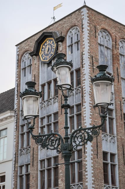 Historical walk in Bruges with local guide. Praline included - A guide who explains more than the buildings