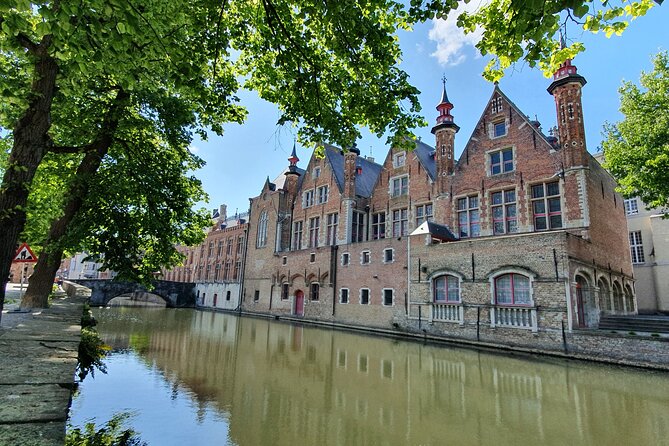 Private tour: From your hotel + see the Madonna of Michelangelo - Beguinage Ten Wijngaarde: Bruges’ quiet corner